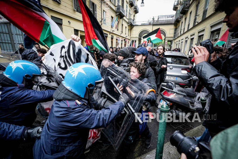 Aparat kepolisian bentrok dengan mahasiswa pro-Palestina di Italia, pada 2025 lalu.