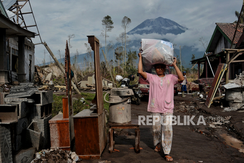 Warga membawa perabotan rumah tangga yang bisa diselamatkan di rumahnya yang hancur akibat guguran awan panas saat erupsi Gunung Semeru di Dusun Curah Kobokan, Kecamatan Candipuro, Kabupaten Lumajang, Jawa Timur (ilustrasi)