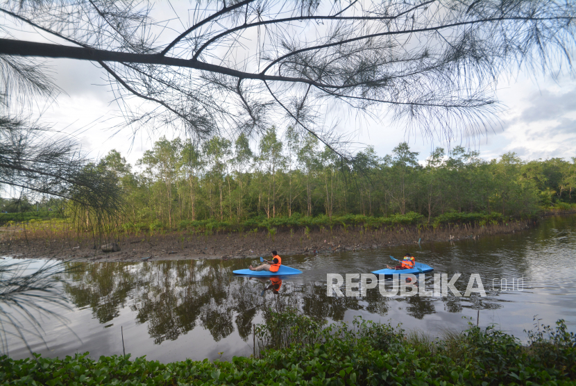 Pengunjung bermain kano di area Apar Mangrove Park Kota Pariaman, Sumatera Barat, Ahad (30/5/2021). Objek wisata kawasan Apar Mangrove Park yang dikelola Badan Usaha Milik Desa (Bumdes) Apar Mandiri itu menyediakan permainan kano sebagai wahana baru bagi pengunjung dengan tarif Rp10 ribu per 15 menit. 