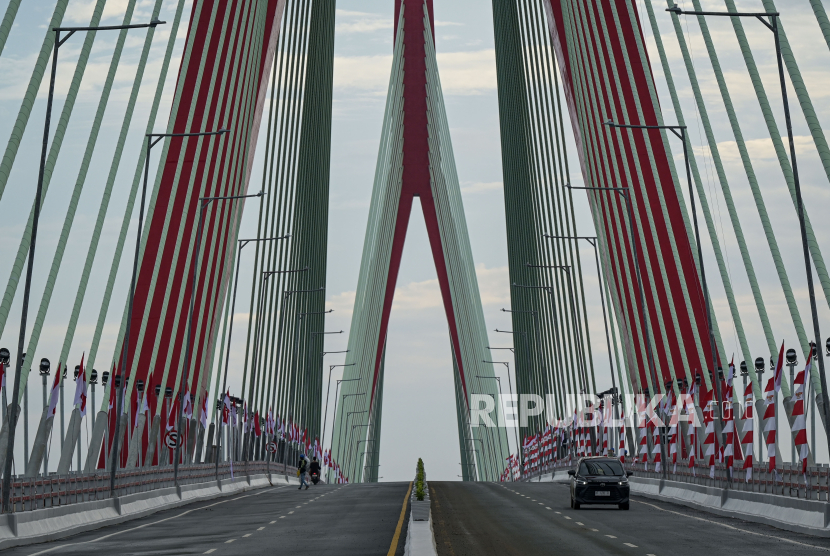 Sejumlah kendaraan melintas di Jembatan Pulau Balang, Penajam Paser Utara, Kalimantan Timur, Kamis (15/8/2024). Jembatan Pulau Balang yang menjadi penghubung antara Kota Balikpapan dan Ibu Kota Nusantara (IKN) dibuka sementara waktu jelang peringatan HUT ke-79 RI. 