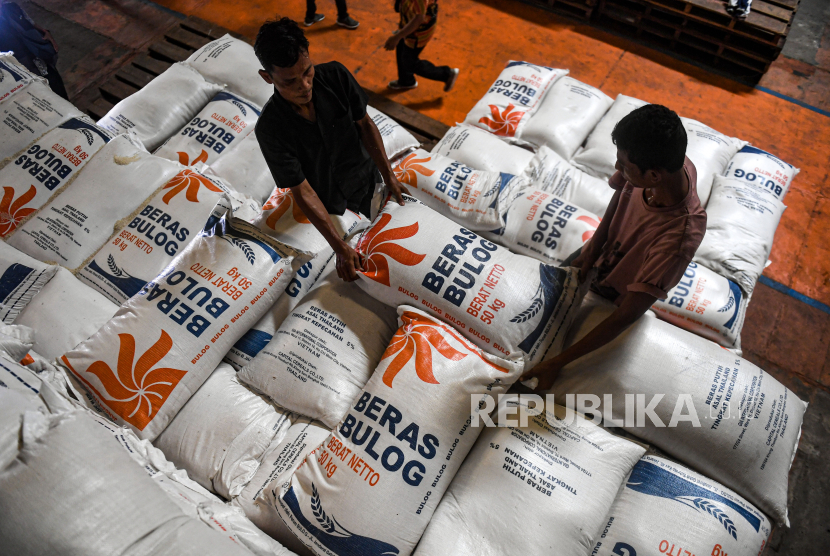 Workers assemble Bulog rice at Bulog warehouse, Cibitung, Bekasi, West Java, Friday (16/2/2024). Bulog Affirmed that rice stocks are sufficient for rice food aid