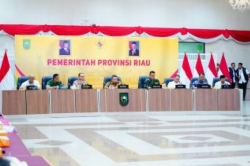 Gubernur Riau terbitkan surat edaran perusahaan wajib gunakan pelat BM.
