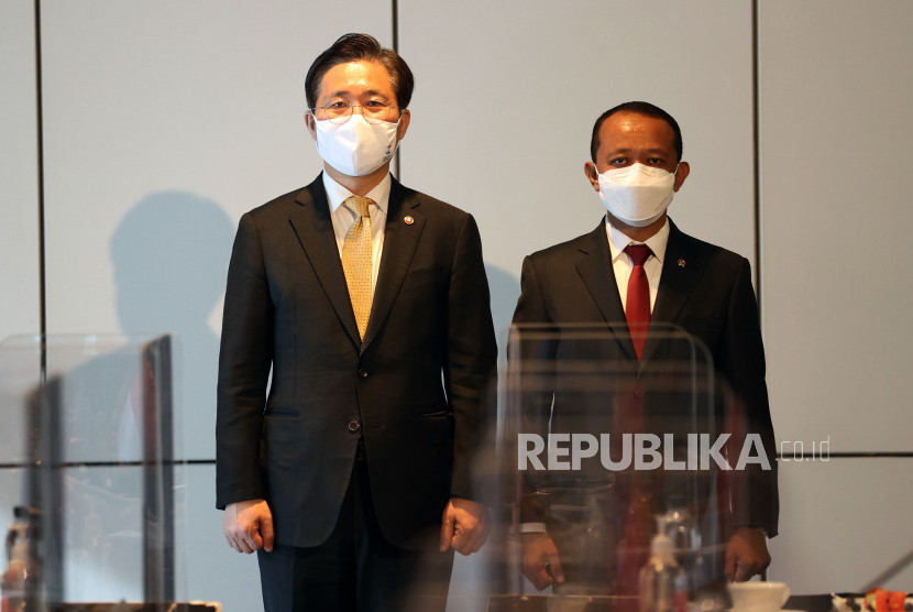  Menteri Perdagangan, Industri, dan Energi Korea Selatan Sung Yun-mo (kiri) berfoto bersama Kepala Badan Koordinasi Penanaman Modal Indonesia, Bahlil Lahadalia, sebelum pembicaraan membahas cara meningkatkan kerja sama di sektor industri utama, di sebuah hotel di Seoul, Korea Selatan pada Kamis (12/11).