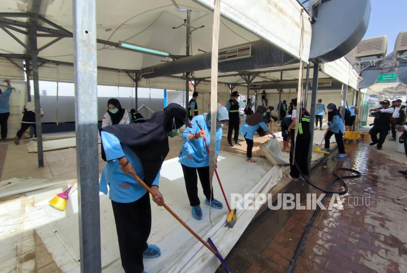 Petugas haji Indonesia sedang membersihkan tenda di Mina yang akan digunakan jamaah haji Indonesia. Rabu (21/6/2023).