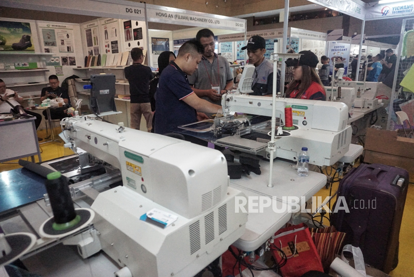 Pengunjung melihat-lihat barang yang dipamerkan dalam Pameran Indo Leather & Footwear Expo 2023 di JlExpo, Kemayoran, Jakarta, Kamis (3/5/2023). Pameran bertaraf internasional dalam bidang sepatu, kulit dan fashion ini bertujuan meningkatkan efisiensi dalam industri manufaktur kulit dan alas kaki dalam membantu pelaku bisnis mengoptimalkan proses produksi, menghasilkan produk kulit berkualitas dan mengenalkan inovasi atau trend fashion kulit saat ini. Pameran yang berlangsung 3-5 agustus 2023 ini diikuti oleh lebih dari 200 peserta baik lokal maupun internasional.