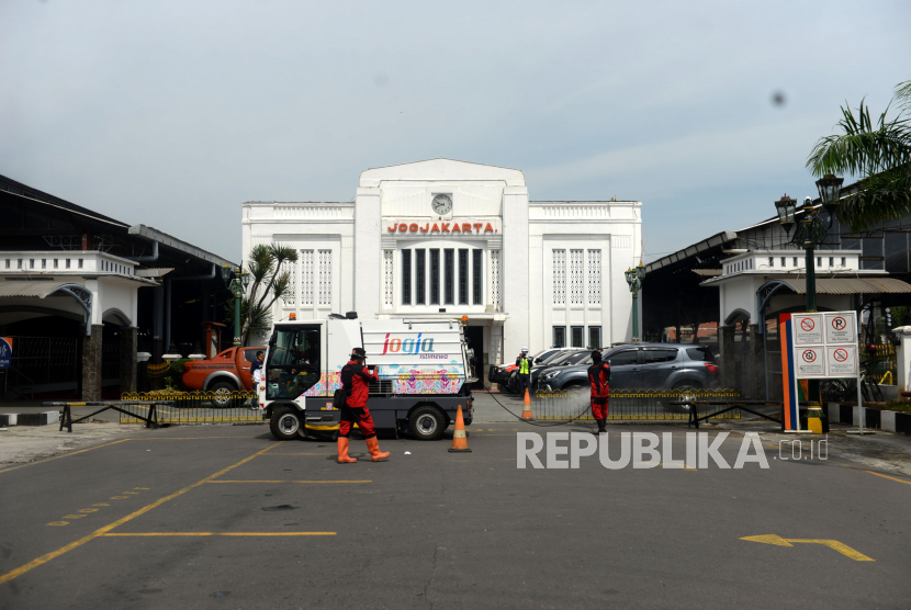 Jadwal Perjalanan Kereta Yogyakarta Kembali Berkurang. Petugas TRC BPBD menyemprot disinfektan di Stasiun Tugu, Yogyakarta.