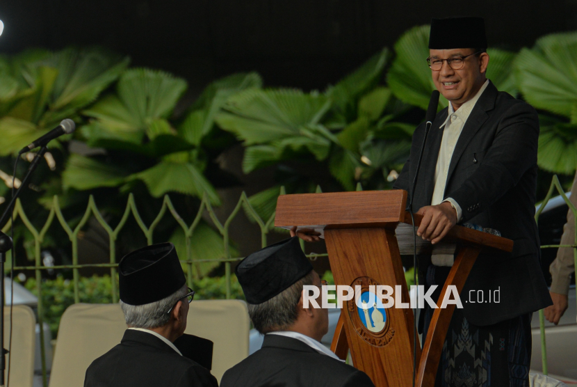 Gubernur DKI Jakarta periode 2017-2022 menyampaikan ceramah saat menjadi khatib idul adha di halaman Masjid Al-Azhar, Jakarta, Jumat (6/6/2025). Pelaksanaan shalat idul adha tersebut dihadiri oleh ribuan jamaah serta beberapa tokoh seperti mantan Pimpinan Mahkamah Konstitusi (MK) Jimly Asshiddiqie, dan mantan Menteri Pemuda dan Olahraga Adhyaksa Dault. Dalam kesempatannya, Anies Baswedan menyampaikan khutbah bertema Kurban, Kota dan Keadilan.