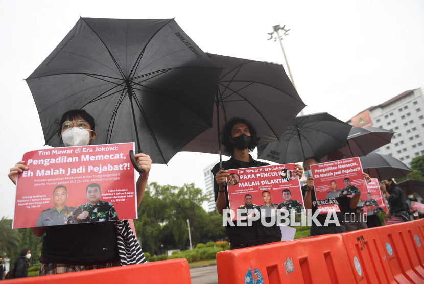 Sejumlah aktivis HAM menggelar aksi Kamisan memrotes pemberian jabatan bagi anggota Tim Mawar di Jakarta, Kamis (6/1/2022).