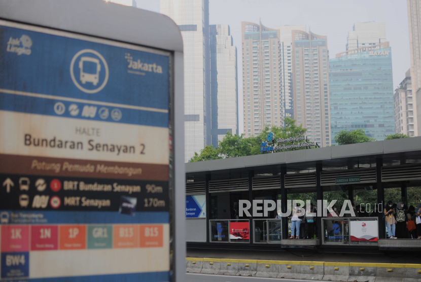 Bus Transjakarta berhenti di Halte Bundaran Senayan, Jakarta Selatan, Jumat (19/5/2023).
