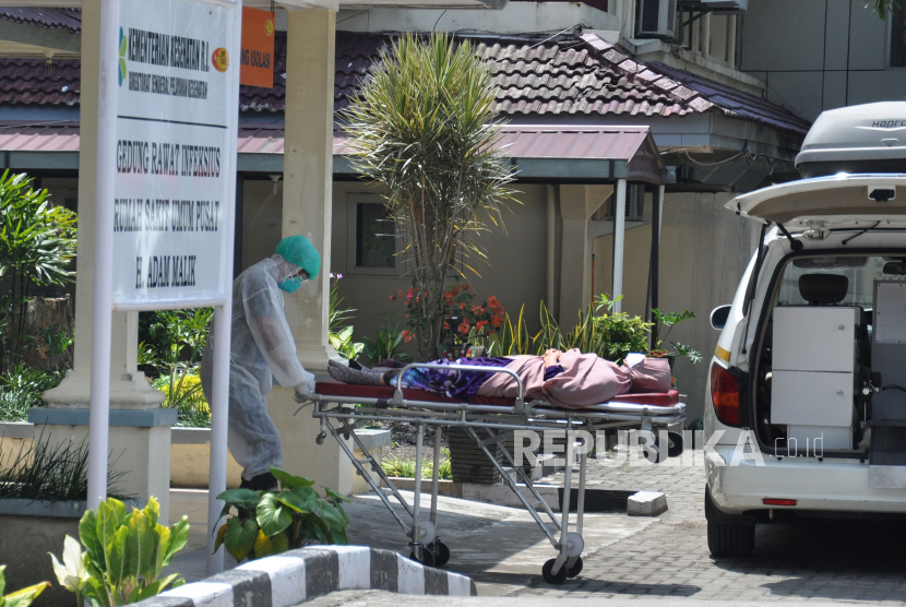 Petugas medis membawa seorang Pasien Dalam Pengawasan (PDP) terduga COVID-19 di Rumah Sakit Umum Pusat (RSUP) H Adam Malik Medan, Sumatra Utara, Rabu (18/3/2020). Di Sumut, sebanyak 496 ODP, 48 PDP, dua positif dan tiga pasien sembuh.. (Antara/Septianda Perdana)