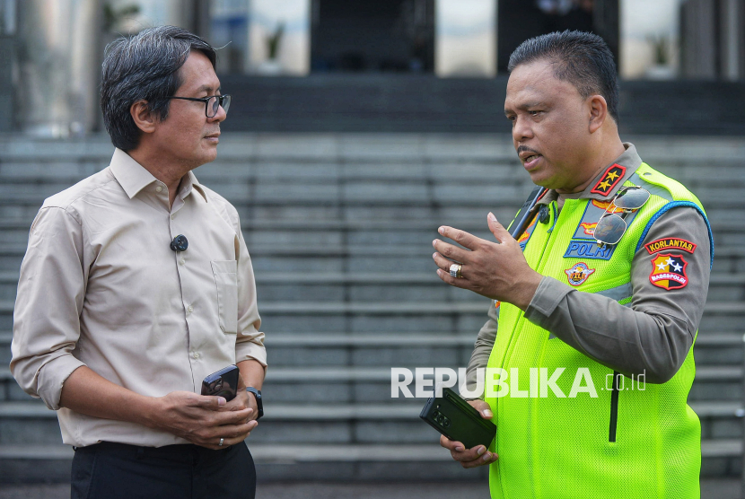 Kakorlantas Polri Irjen Pol. Agus Suryonugroho saat diwawancarai Pemimpin Redaksi Republika Andi Muhyiddin di halaman NTMC Korlantas Polri, Jakarta, Senin (9/3/2026).