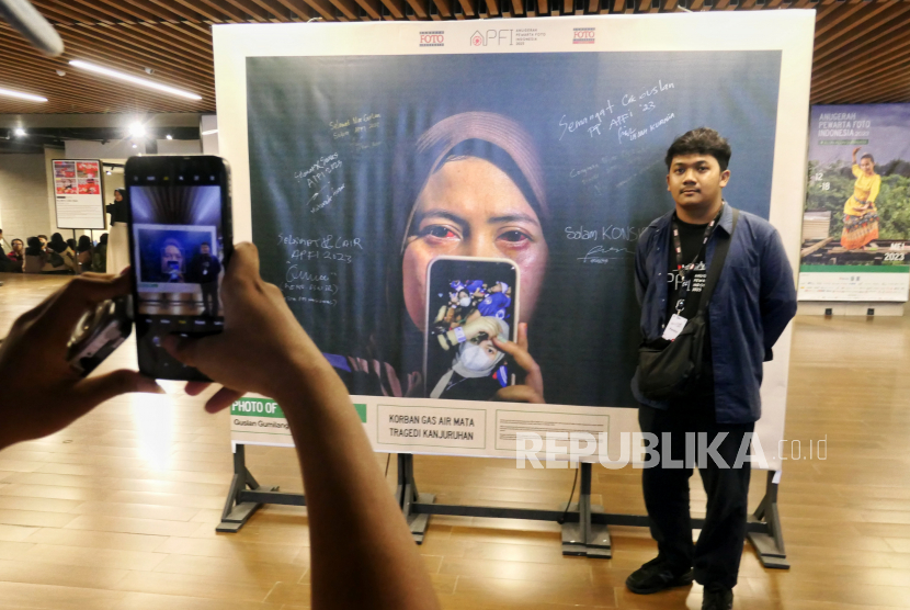 Sejumlah pengunjung mengamati foto saat pameran Anugerah Pewarta Foto Indonesia 2023 di Alun Alun Surabaya, Jawa Timur, Jumat (12/5/2023). Ajang APFI 2023 yang digelar organisasi Pewarta Foto Indonesia (PFI) tersebut diikuti sebanyak 300 pewarta foto dengan total karya sebanyak 2512 lebih foto.