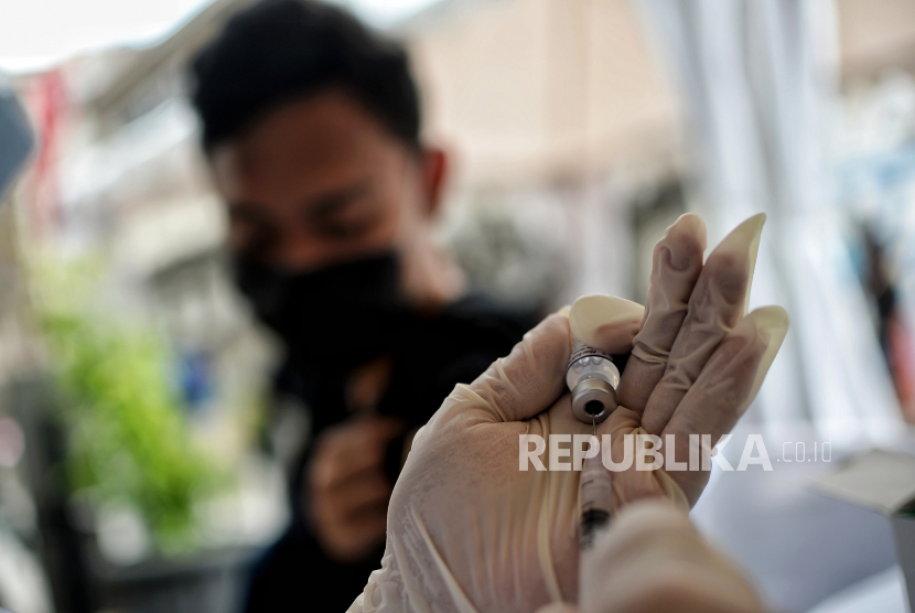 Tenaga kesehatan menyuntikan vaksin booster Covid-19 kepada warga di sentra vaksinasi di kawasan Kota Tua, Jakarta. 