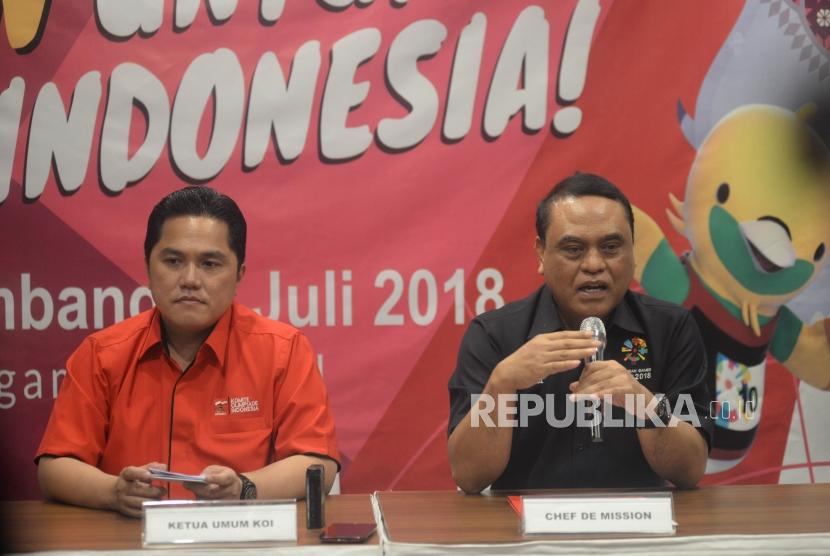 Cheif de Mission Tim Indonesia Komjen Pol Syafruddin (kanan) dan Ketua Umum KOI Erick Thohir memberikan keterangan terkait pelaksanaan Asian Games Fun Run di Jakarta, Kamis (28/6).