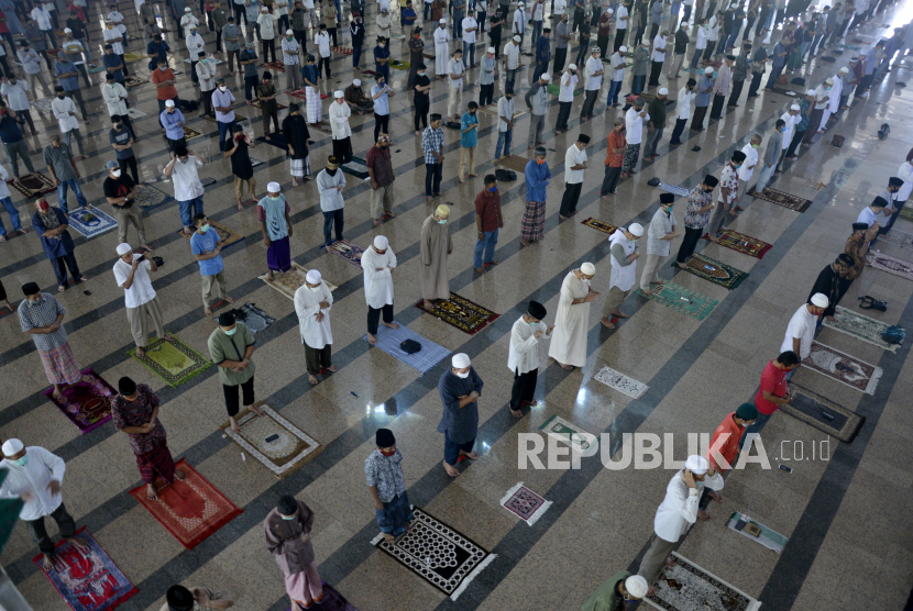 Sejumlah umat Islam melaksanakan shalat Jumat berjamaah dengan menerapkan jaga jarak di Masjid Al-Markaz Al-Islami, Makassar, Sulawesi Selatan, Jumat (5/6/2020). Masjid terbesar di Kota Makassar tersebut kembali melaksanakan shalat Jumat setelah kurang lebih tiga bulan ditiadakan untuk mencegah penyebaran COVID-19