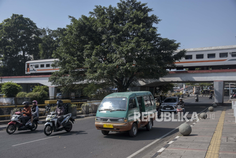 Angkutan kota (angkot) melintas di ruas Jalan Perintis Kemerdekaan, Kota Bandung (ilustrasi). KPPPA memastikan siswi SMK korban ugal-ugalan sopir angkot Bandung dapatkan perawatan.