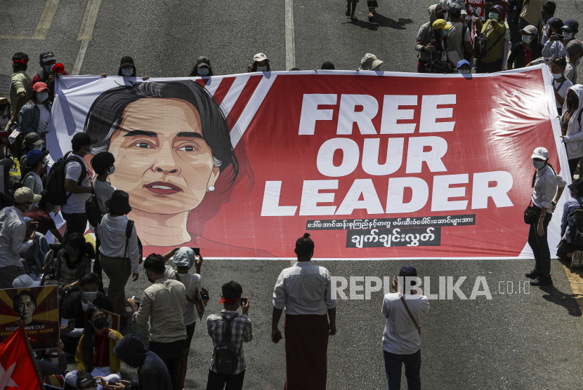  Demonstran memegang plakat dan spanduk yang menyerukan pembebasan Penasihat Negara Myanmar Aung San Suu Kyi yang ditahan, ketika mereka memblokir jalan selama protes terhadap kudeta militer, di Yangon, Rabu (17/2).
