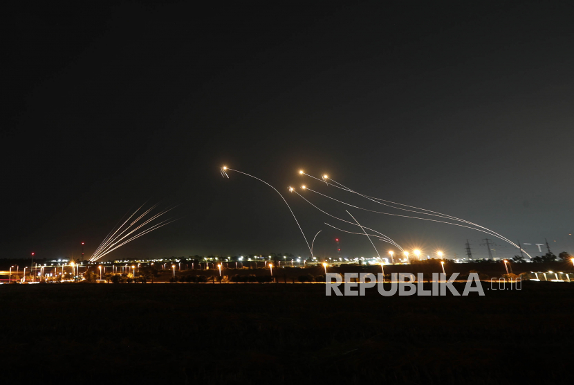 Iron Dome  Israel  mencegat rudal yang diluncurkan dari jalur Gaza dekat Sderot di Israel selatan, dekat perbatasan dengan Gaza, Jumat (12/5/2023). Militan Palestina di Gaza telah menembakkan roket ke arah Israel, setelah militer Israel melakukan serangkaian serangan udara ke Palestina.
