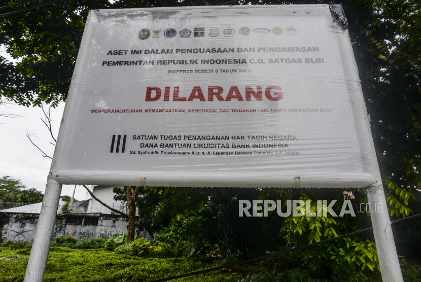 Plang penyitaan aset eks Bantuan Likuiditas Bank Indonesia (BLBI) yang terpasang di kawasan Pondok Indah, Jakarta (ilustrasi). Kementerian Keuangan (Kemenkeu) menargetkan pelunasan utang dari BLBI sebesar Rp 25 triliun pada 2023. 