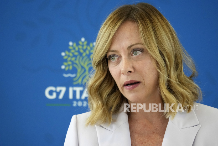 Perdana Menteri Italia Giorgia Meloni berbicara pada konferensi media terakhir di G7 di Borgo Egnazia, dekat Bari di Italia selatan, Sabtu, 15 Juni 2024.