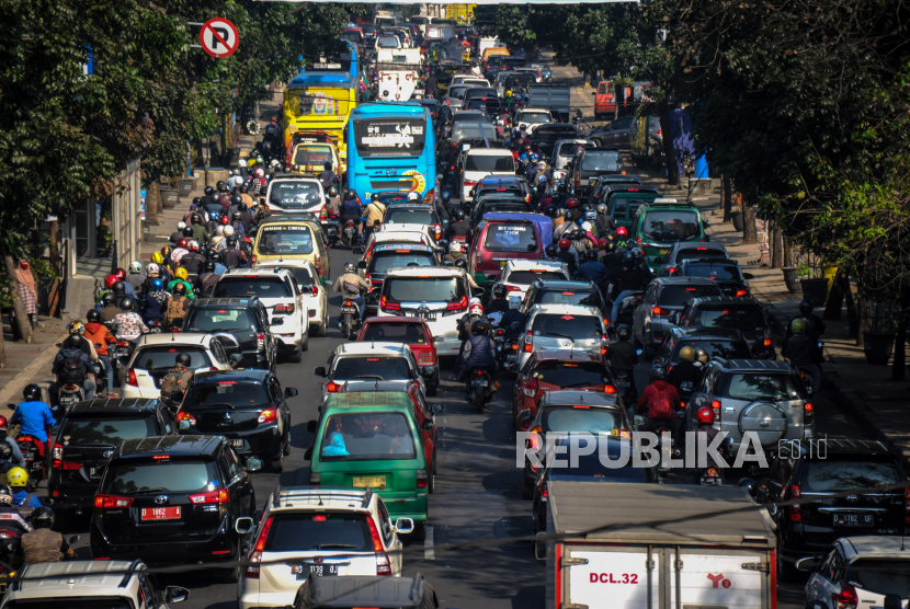 Kendaraan terjebak kemacetan di Terusan Jalan Jakarta, Bandung, Jawa Barat, Rabu (1/7/2020). Data dari Dinas Perhubungan Kota Bandung mencatat, selama masa PSBB di Kota Bandung rata-rata volume kendaraan sebanyak 157.889 per hari sedangkan pada era normal baru rata-rata kendaraan meningkat hingga 50 persen atau sebanyak 304.726 rata-rata per hari. 
