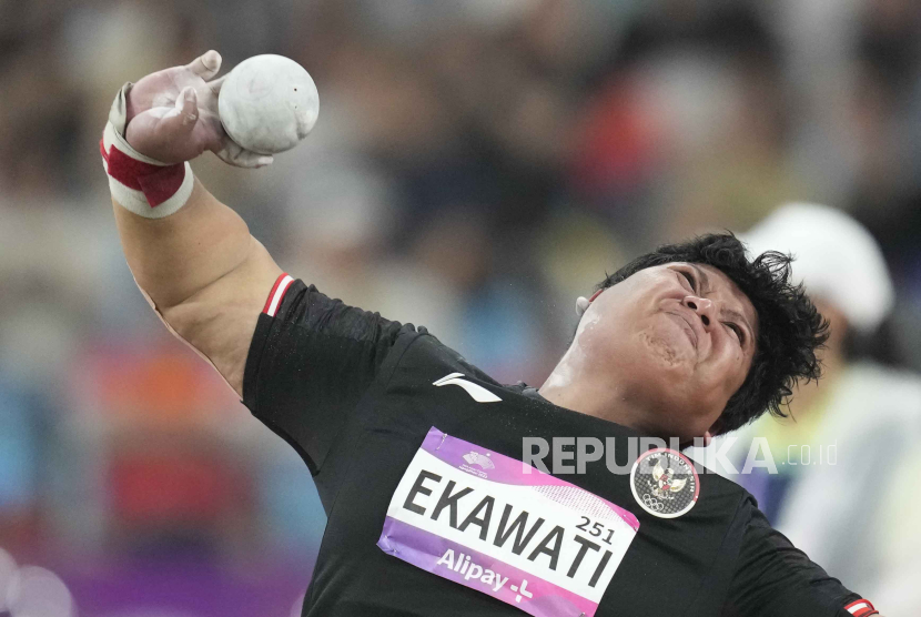 Atlet tolak peluru putri Indonesia Eki Febri Ekawati beraksi di Asian Games 2022.