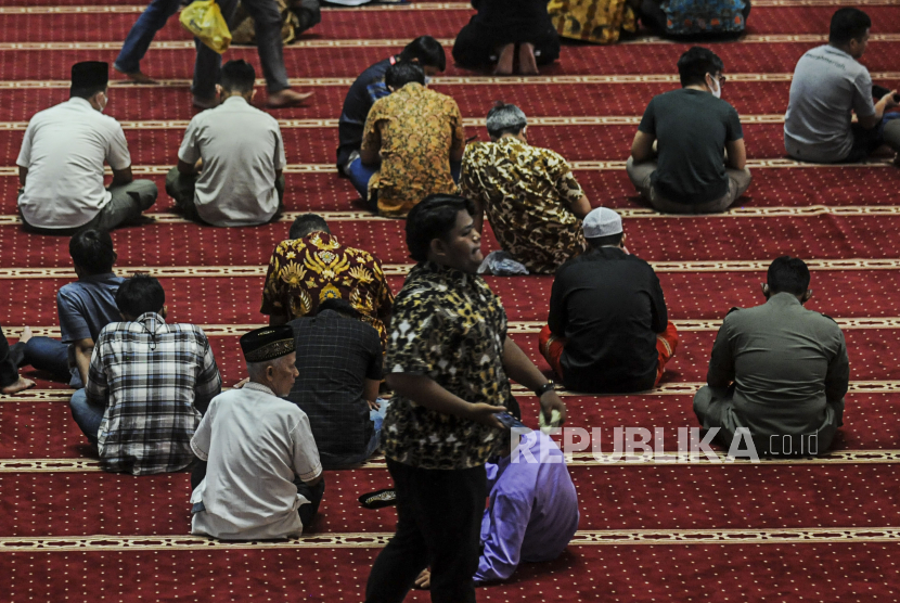 Umat Muslim berjalan usai melaksanakan Shalat Jumat di Masjid Istiqlal, Jakarta, Jumat (20/5/2022). Kemenag Ajak Umat Muslim Sholat Gaib untuk Korban Tragedi Kanjuruhan