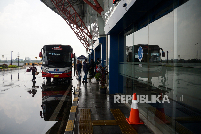 Terminal Bus Terpadu Pulogebang, Jakarta Timur, menyiapkan kendaraan dinas operasional (KDO) untuk membantu evakuasi pasien serta jenazah Covid-19 di Jakarta.