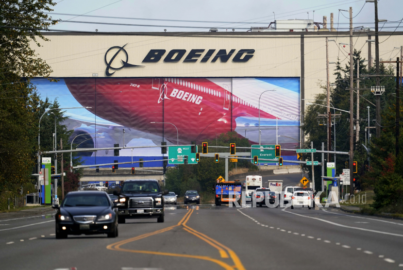  Lalu lintas melewati dalam pandangan pabrik produksi pesawat Boeing di Everett, Washington. (ilustrasi)
