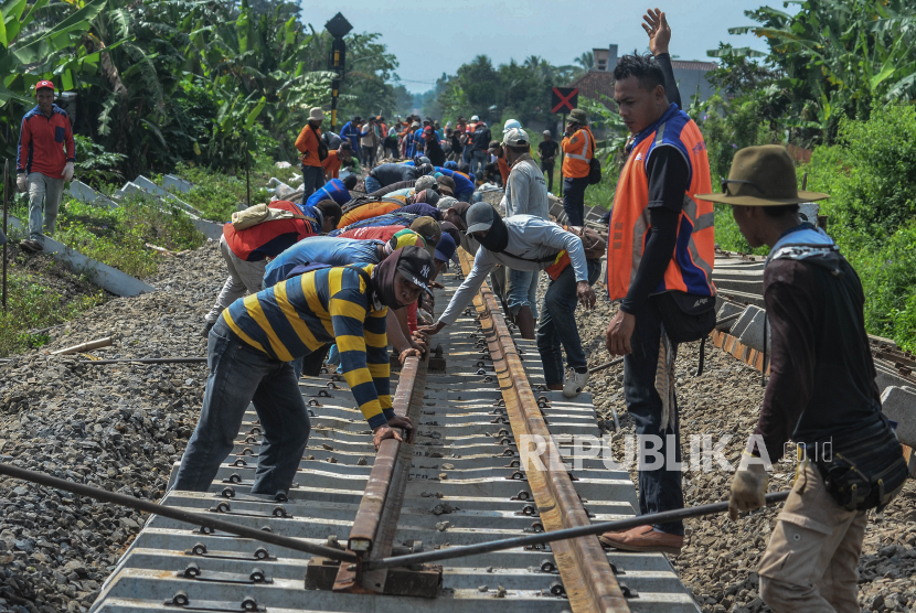 Sejumlah pekerja memasang bantalan rel baru di jalur perlintasan kereta di kawasan Awipari, Kota Tasikmalaya (ilustrasi).