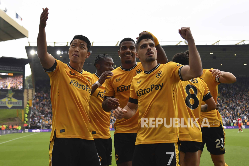 Pemain Wolverhampton Wanderers merayakan gol Hwang Hee-chan (kiri) yang dicetak ke gawang Liverpool dalam lanjutan Liga Primer Inggris.