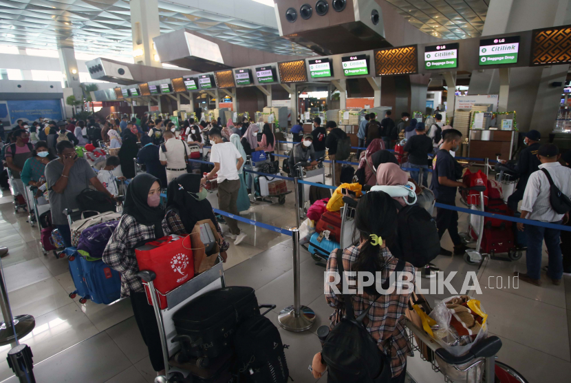 Calon penumpang antre untuk lapor diri di Terminal 3 Bandara Soekarno Hatta, Tangerang, Banten, Selasa (26/4/2022). Bandara Soekarno Hatta didominasi keberangkatan pelancong pada H-5 Lebaran.