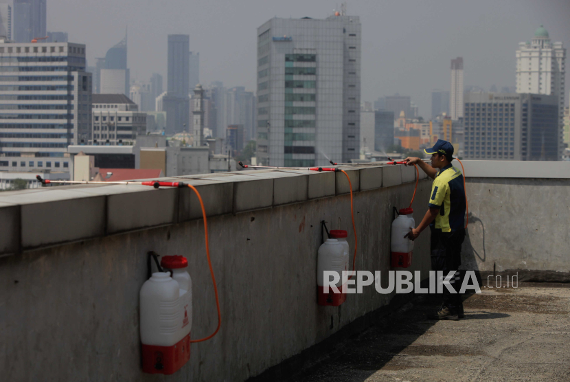 Petugas menyemprotkan air ke udara di Kantor Wali Kota Jakarta Pusat, Selasa (5/9/2023). Dalam satu hari, sekitar 1.000 liter air digunakan untuk menyemprotkan air ke udara pada pukul 08.00-11.00 WIB dan 13.00-16.00 WIB, sebagai upaya untuk mengurangi polusi udara di Jakarta.