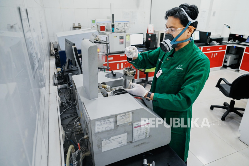 Nathabumi memiliki sistem pengelolaan limbah dan laboratorium analisa limbah yang telah bersertifikat ISO 17025 di Pabrik Narogong, Jawa Barat, Sabtu, (16/9/2023). PT Semen Indonesia (Persero) Tbk atau SIG, berkomitmen untuk mengawal upaya pelestarian ozon dengan mengoptimalkan pengoperasian fasilitas pemusnah Bahan Perusak Ozon (BPO) di Narogong Jawa Barat, yang merupakan fasilitas pertama di Asia Tenggara.