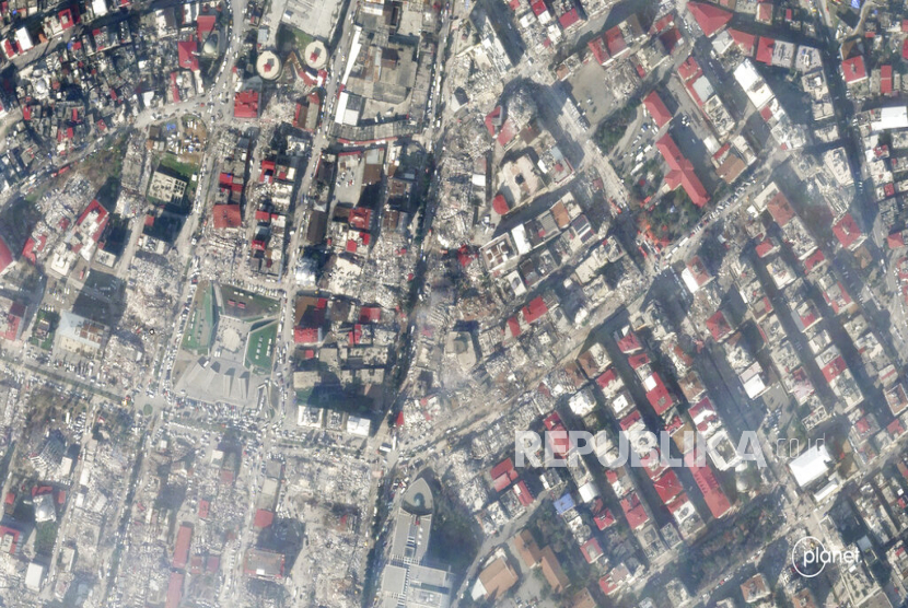  Citra satelit yang disediakan oleh Planet Labs PBC ini menunjukkan kerusakan besar setelah gempa bumi, di pusat Kahramanmaras, Turki,  Selasa (7/2/2023).  Gempa kuat melanda Turki dan Suriah Senin dini hari, merobohkan ratusan bangunan serta menewaskan dan melukai ribuan orang.