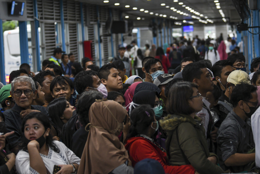 Transjakarta Tambah Armada untuk Rute Permintaan Tertinggi (Foto: penumpukan penumpang di halte Transjakarta)