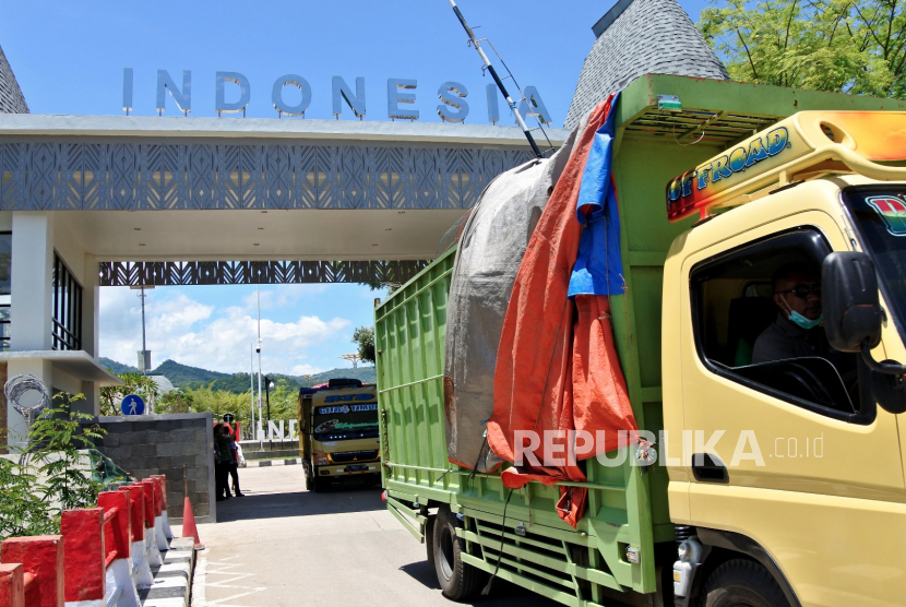 Sejumlah kendaraan yang membawa barang-barang ekspor keluar dari Pos lintas batas negara (PLBN) Mota Ain menuju, di NTT, Jumat (20/3/2020). 