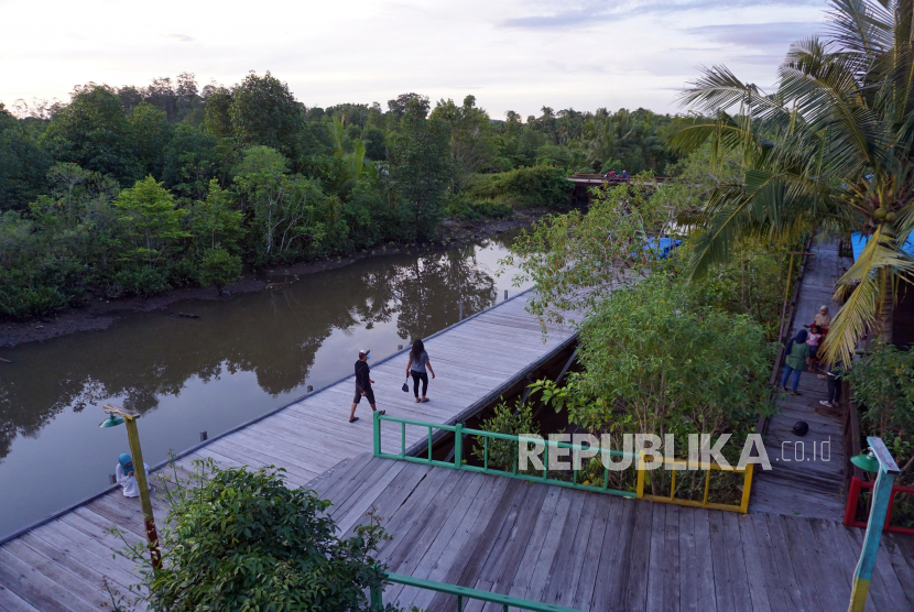 Kawasan wisata Mangrove Klawalu Kota Sorong, Papua Barat. KKP menggandeng pihak swasta untuk merehabilitasi kawasan mangrove.