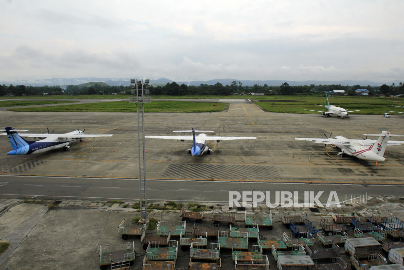 Sejumlah pesawat terbang terparkir di Bandara Sentani, Jayapura, Papua, Rabu (10/6/2020). Pesawat kargo Jayawijaya Air tergelincir saat mendarat di Bandara Sentani. 