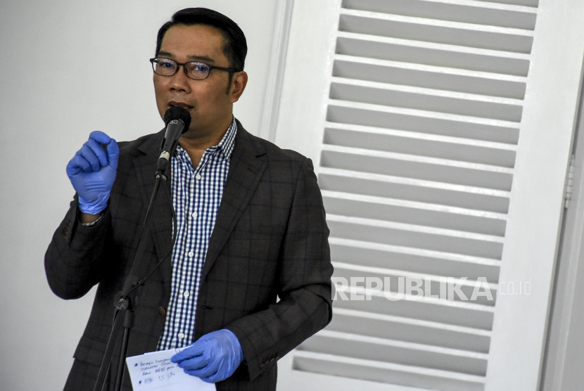 Gubernur Jawa Barat Ridwan Kamil. Ridwan Kamil mengimbau masyarakat untuk tidak berpergian jauh dan tidak berwisata ke daerah yang berstatus zona merah atau risiko tinggi penularan Covid-19. 