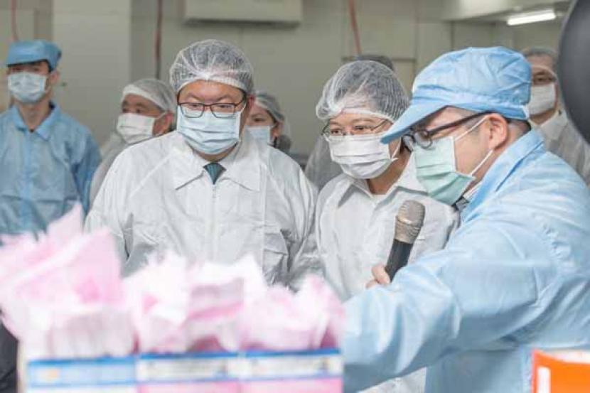 Tsai Eng-Wen mengecek parik masker