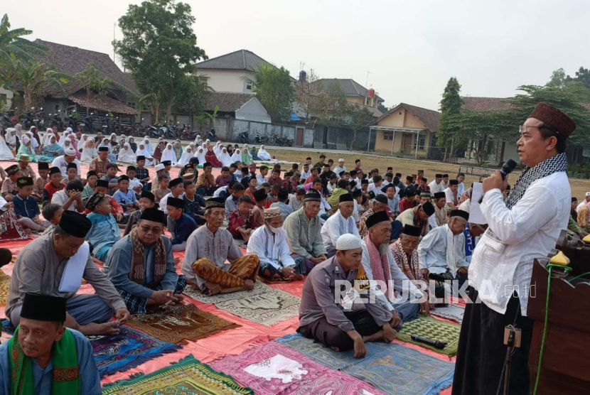 Ratusan warga Desa Enggalwangi, Kecamatan Palasah, Kabupaten Majalengka, melaksanakan sholat istisqa, Ahad (15/10/2023). 