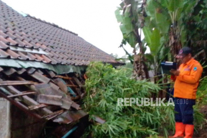 Petugas BPBD Kabupaten Garut melakukan pemeriksaan rumah terdampak bencana. (ilustrasi). BPBD Garut menyiapkan posko tanggap bencana selama libur Natal dan Tahun Baru 2024. 
