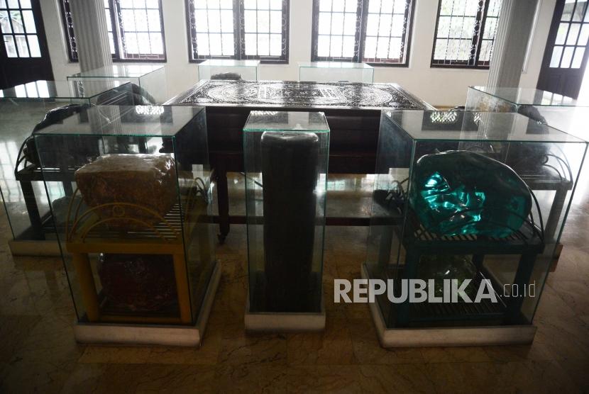Koleksi  batu akik dan Al-Quran  besar di Masjid Agung Almunada Darussalam atau Masjid Perahu  berada di kawasan tebet, Jakarta Selatan, Ahad (24/6).