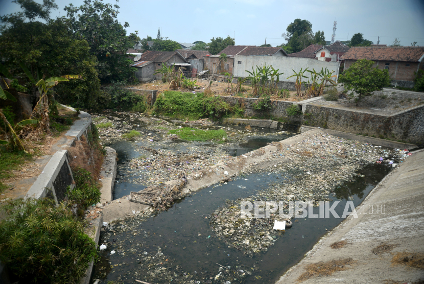 Sampah rumah tangga yang didominasi plastik menumpuk di Kali Code, Sorosutan, Yogyakarta, Rabu (25/10/2023). Menurut warga penumpukan sampah di Kali Code ini mulai sejak ditutupnya TPST Piyungan beberapa waktu lalu. Tumpukan sampah berserakan merusak pemandangan serta menimbulkan bau busuk yang mengganggu warga. Kondisi ini sudah dilaporkan kepada DLH Kota Yogyakarta, namun belum ada tindakan lebih lanjut.