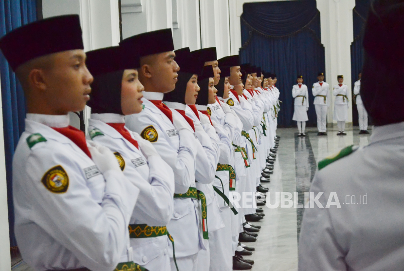 Pasukan Pengibar Bendera Pusaka (Paskibraka) Jawa Barat mengucapkan ikrar saat pengukuhan Paskibraka Jawa Barat di Gedung Sate, Kota Bandung, Rabu (14/8/2024). Para Paskibraka hasil seleksi dari berbagai SMA/SMK di kabupaten/kota se-Jawa Barat ini akan bertugas melaksanakan pengibaran bendera Merah Putih pada upacara HUT Ke-79 RI tingkat Jawa Barat.