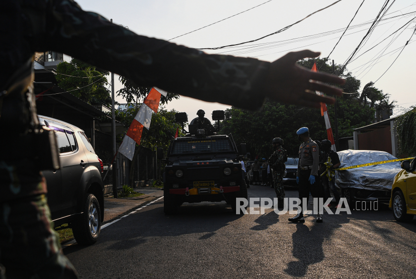 Anggota Brimob dengan kendaraan taktis tiba di kawasan kediaman pribadi mantan Kadiv Propam Polri Irjen Pol Ferdy Sambo, Duren Tiga, Jakarta Selatan, Selasa (9/8/2022). 