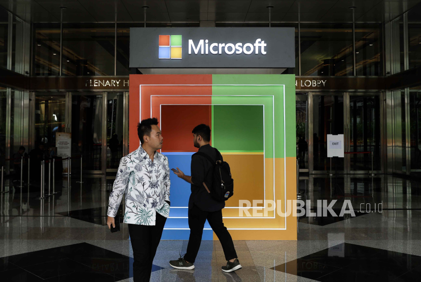  Participants walk in front of a photo booth during the Microsoft Build: AI Day event in Jakarta, Indonesia, 30 April 2024. Microsoft is expected to invest 1.7 billion US dollar to build cloud and Artificial Intelligence infrastucture (AI) in Indonesia within the next four years.   