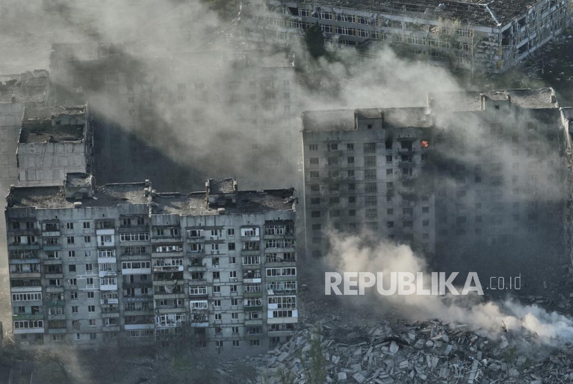 Asap mengepul dari gedung-gedung dalam pemandangan udara Bakhmut, di wilayah Donetsk, Ukraina, Rabu (26/4/2023).