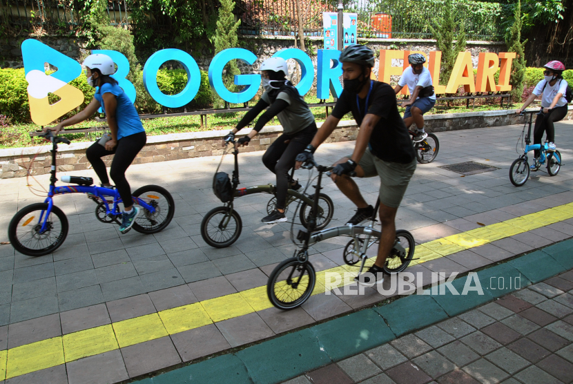 Sejumlah pengguna sepeda melintas di Kebun Raya Bogor, Jawa Barat.